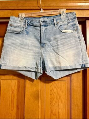 Denizen from Levi's Light Blue Denim Shorts with Frayed Hem